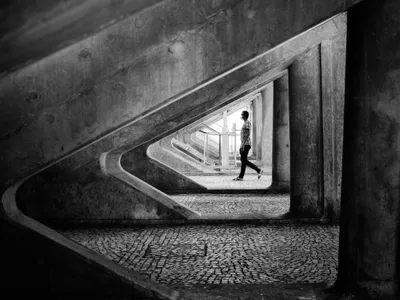 Almost like an arrow, the somewhat triangular shape of the architectural framework points this pedestrian in the right direction.