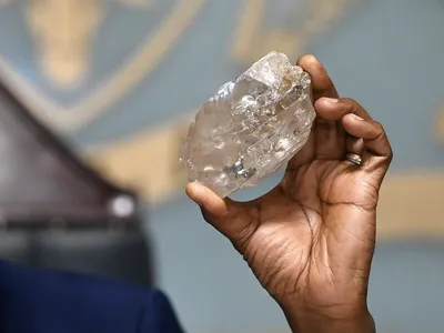 Botswana&rsquo;s President Mokgweetsi Masisi holds up the newly discovered diamond, which weighs more than a pound.